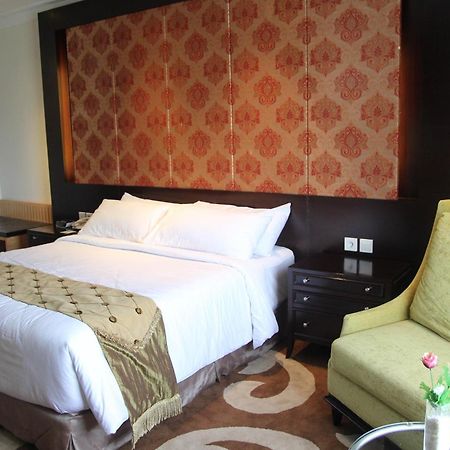 Premier Basko Hotel Padang  Exterior foto